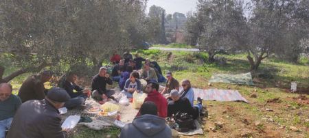 غرس أشجار الزيتون احياءً رمزيًا لذكرى ضحايا الصراع